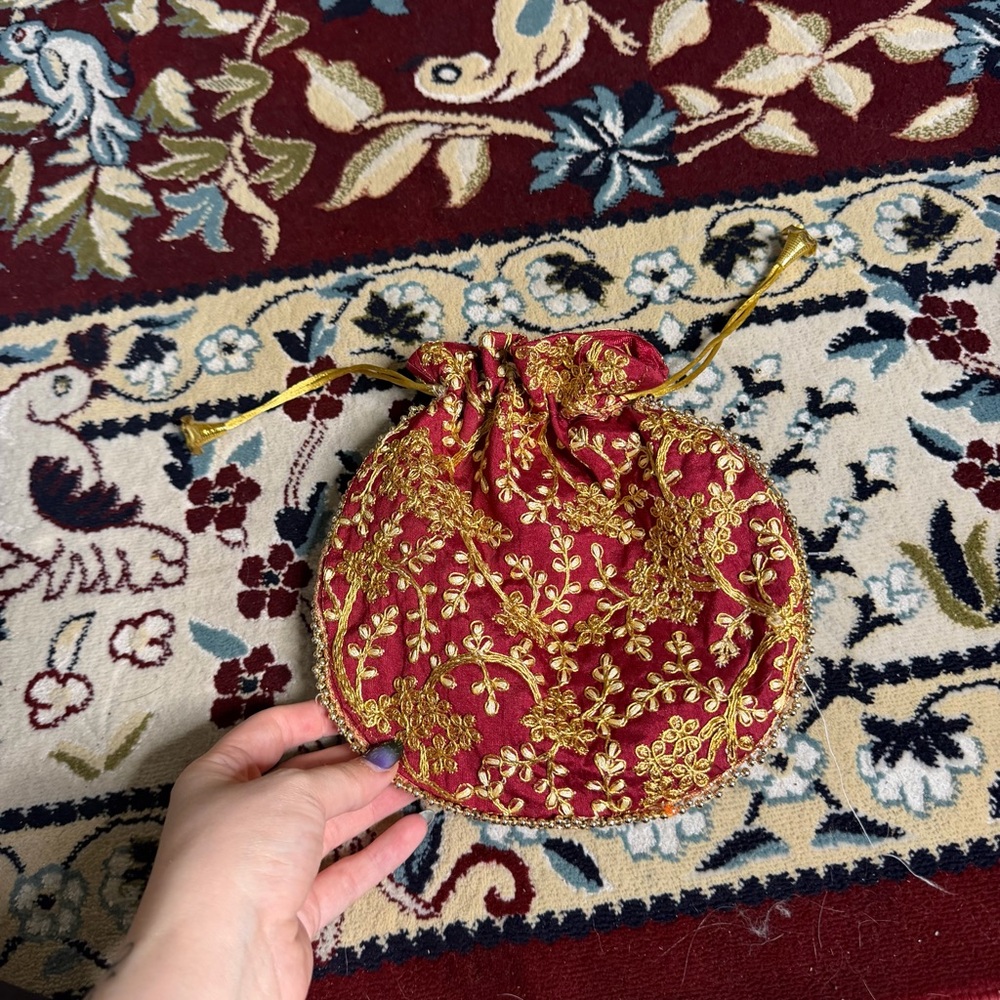 Embroidered pouch - Picture 2 of 2